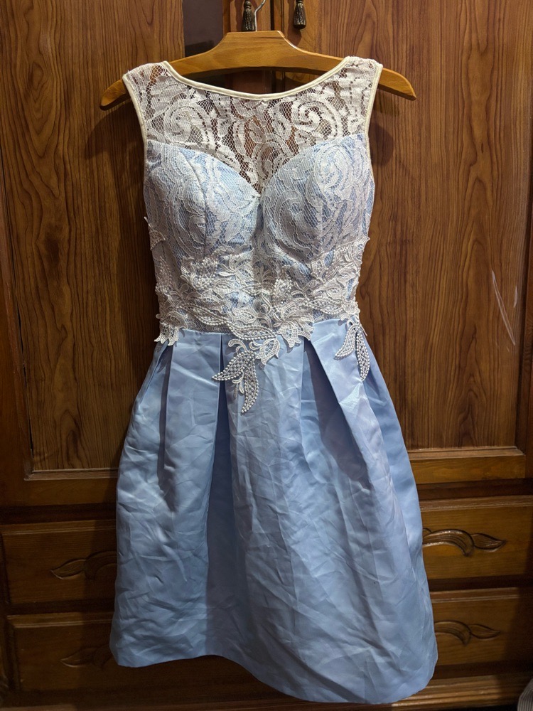 ✨ Robe élégante en dentelle et satin bleu clair ✨