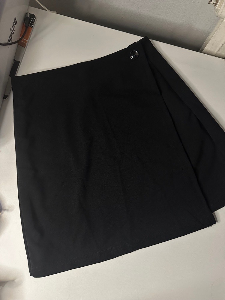 Jupe noir avec bouton