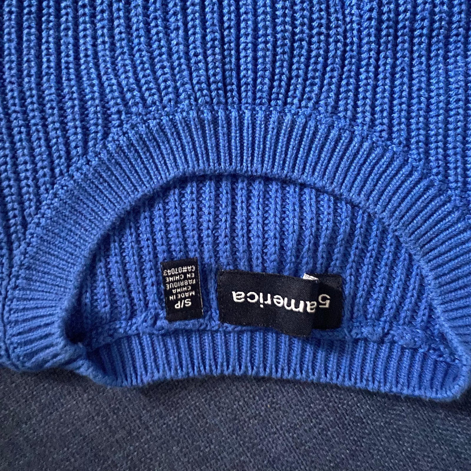 Pull  bleu 