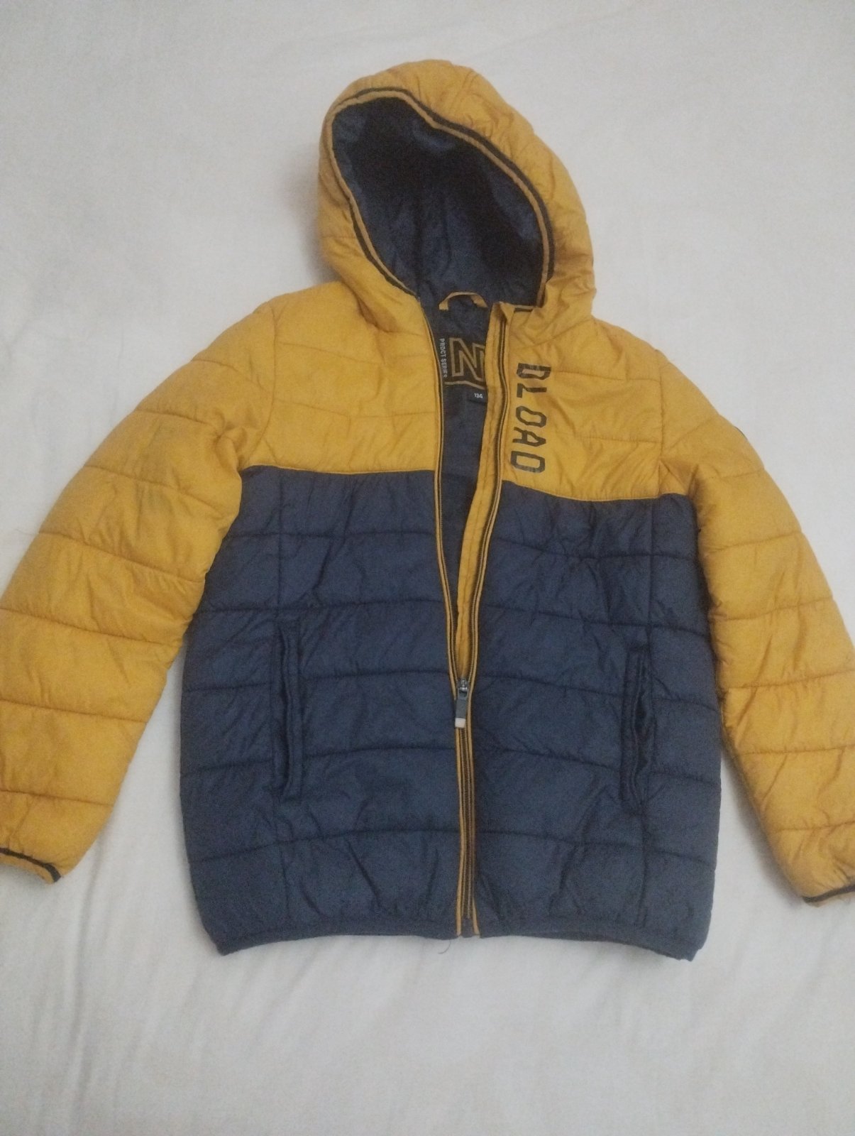 Doudoune C&A garçon 8ans couleur bleu marine et jaune