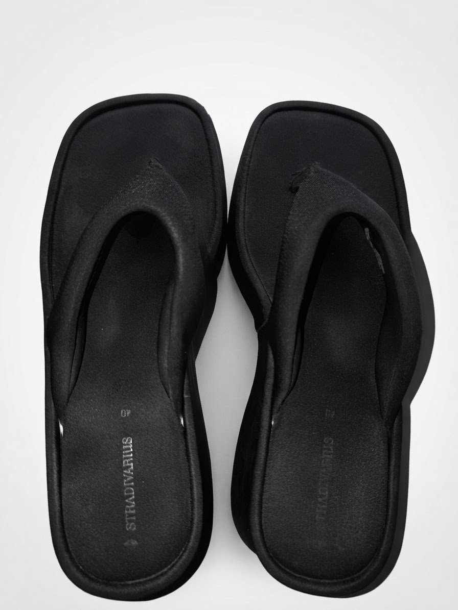 Superbes tongs compensées noires style Y2K,