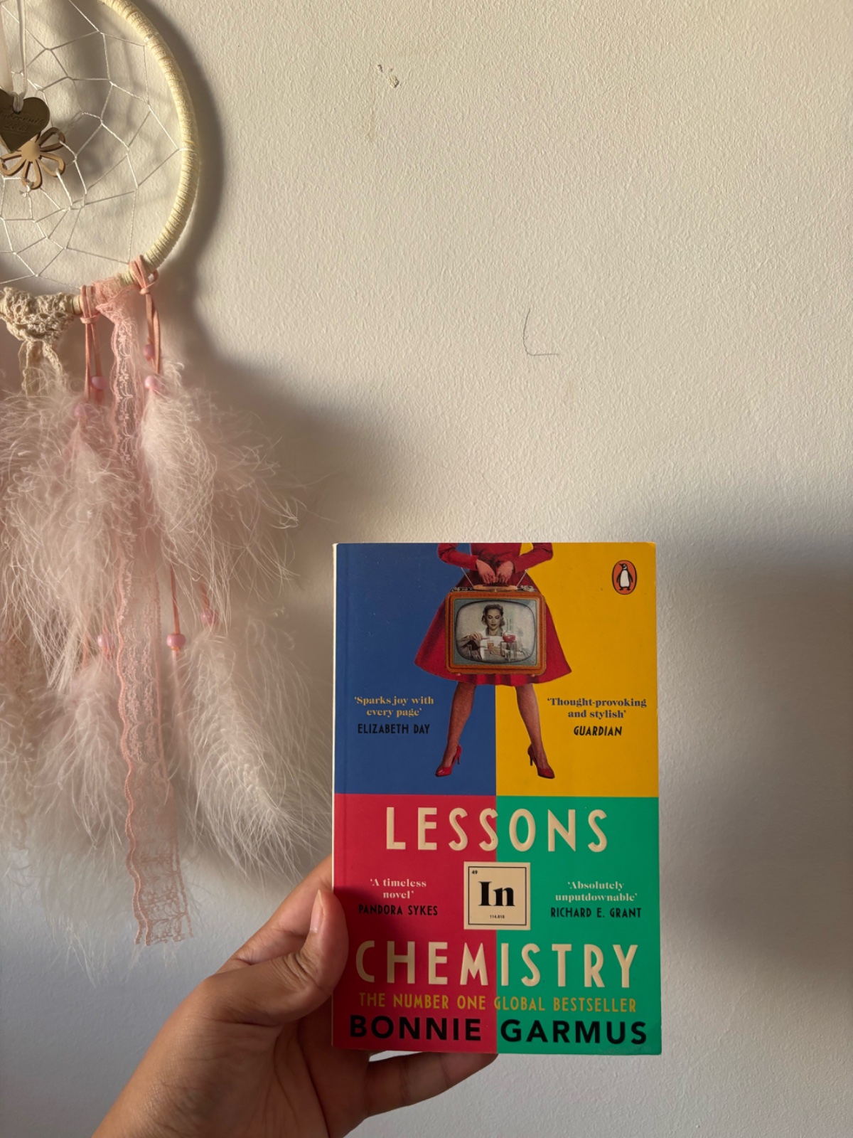 "Lessons in chemistry"by Bonnie Garmus IN ENGLISH 