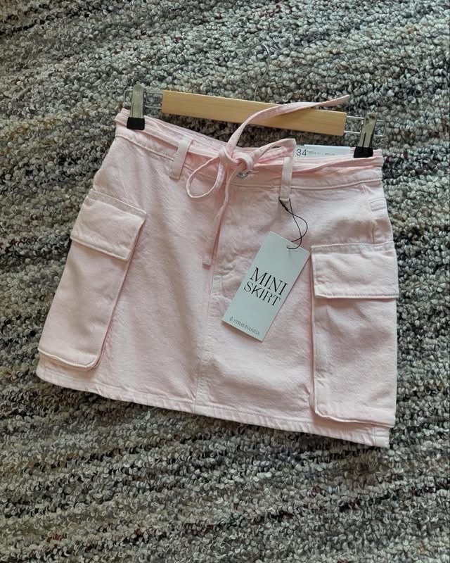 Mini-jupe cargo en denim rose pastel de la marque Stradivarius.