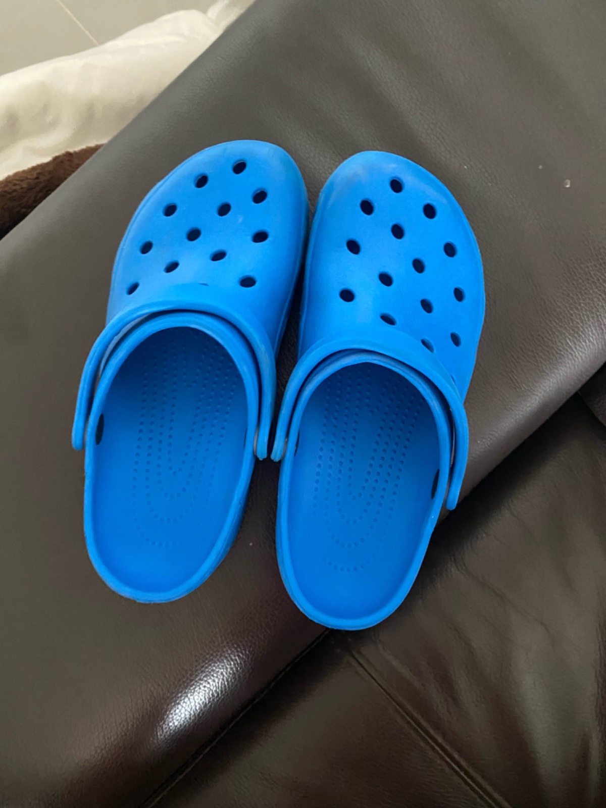 Crocs bleu electrique de tres bon etat 💙💙💙💙