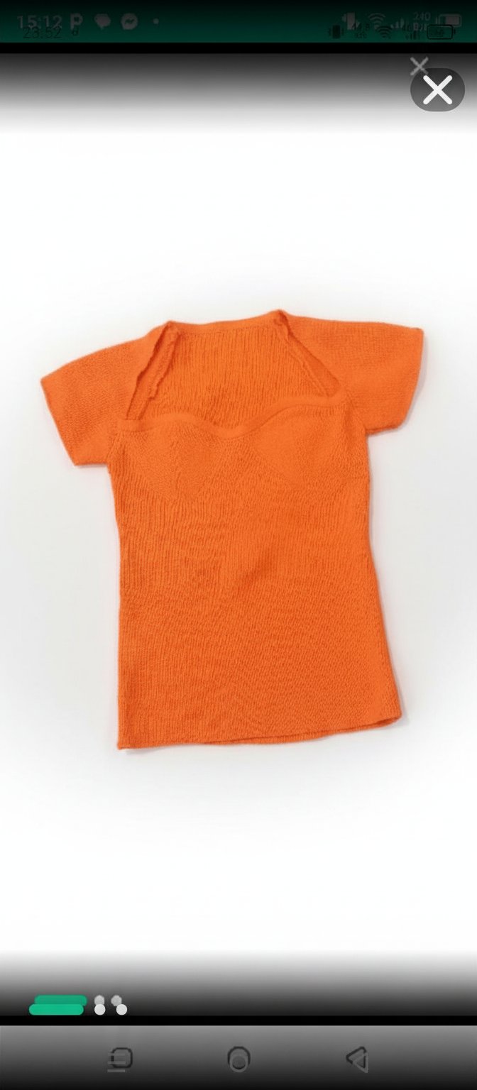 Pull orange en très bon état 