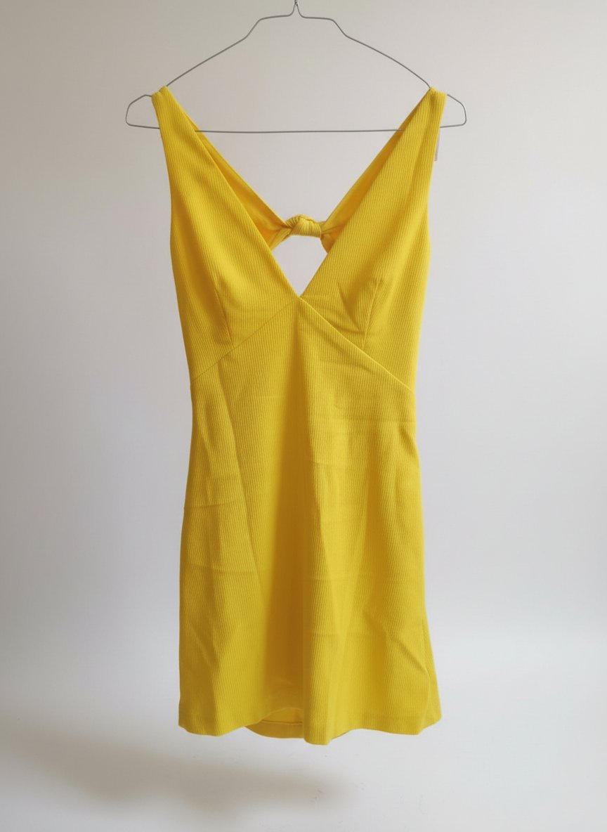 Robe Zara jaune -bon état.