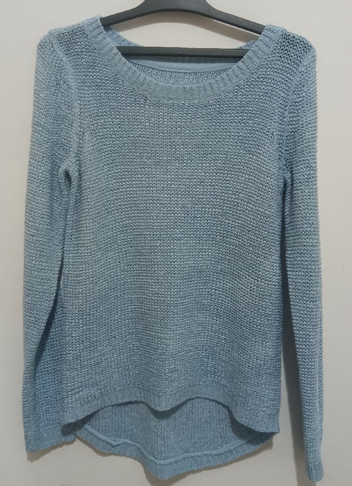 Pull bleu clair  – jamais porté.