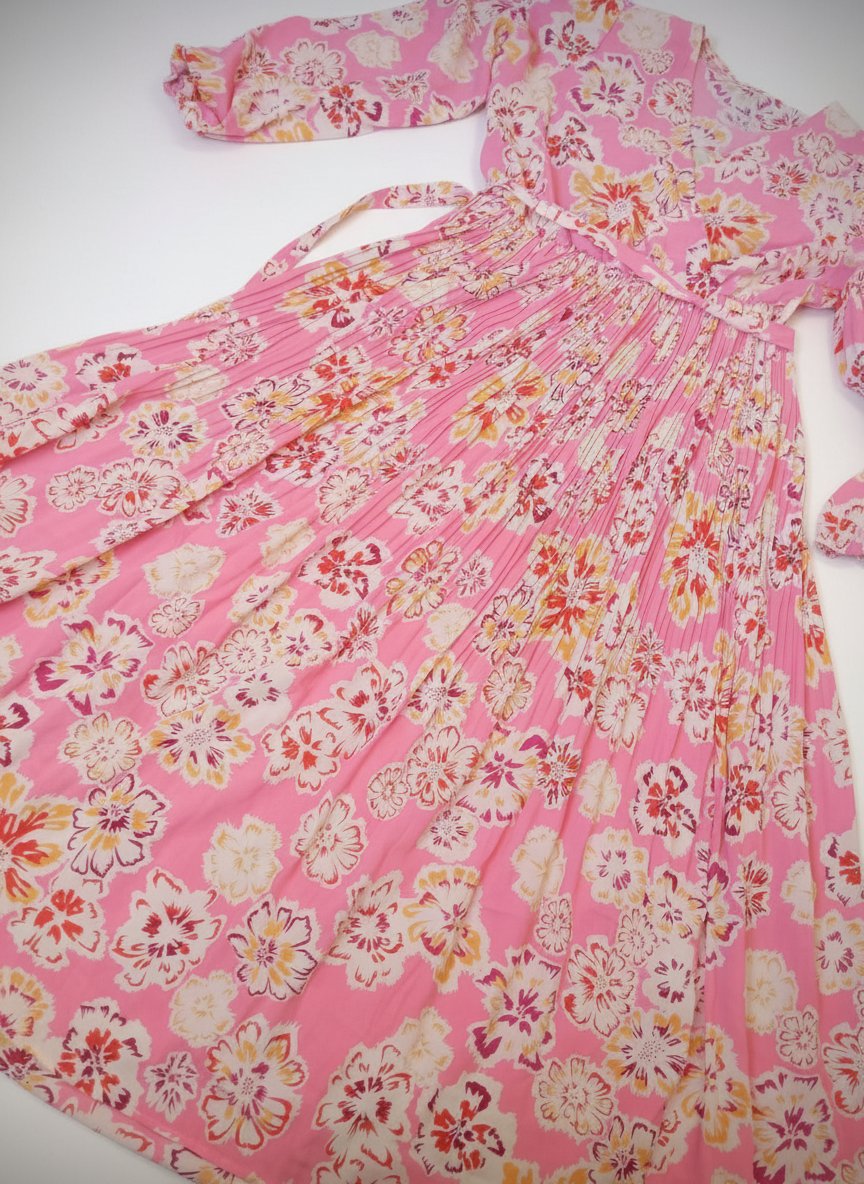 Robe longue plissée rose à motifs fleuris🌸🌸🌸
