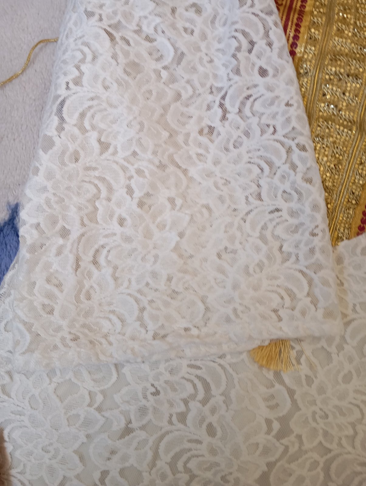 Robe traditionnelle tunisienne en dentelle blanche et broderies dorées / kesswa