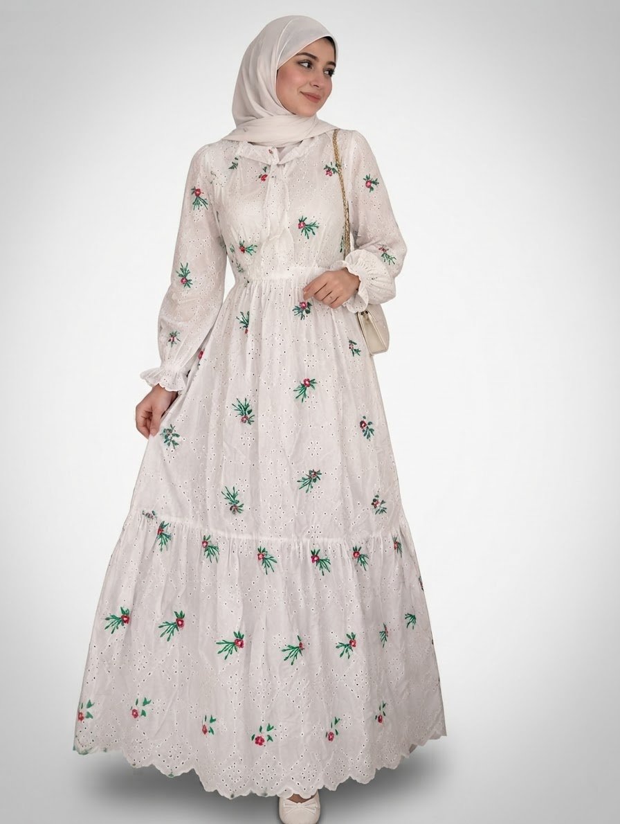 Robe longue blanche brodée à fleurs – Manches longues