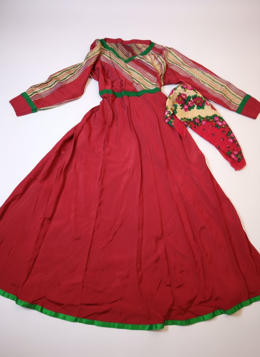 Robe traditionnelle tunisienne rouge avec motifs et foulard assorti" ou "Robe artisanale rouge et verte avec sa qbaya/foulard.🌸🌹