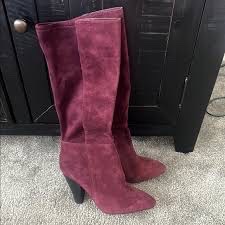 Bottes hautes élégantes à hauteur de genou.