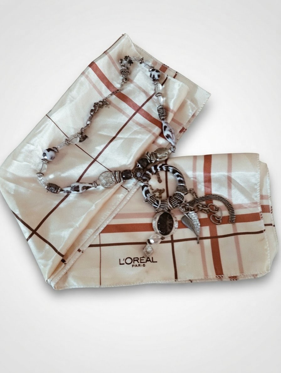 Foulard L'Oréal Paris avec collier cadeau 