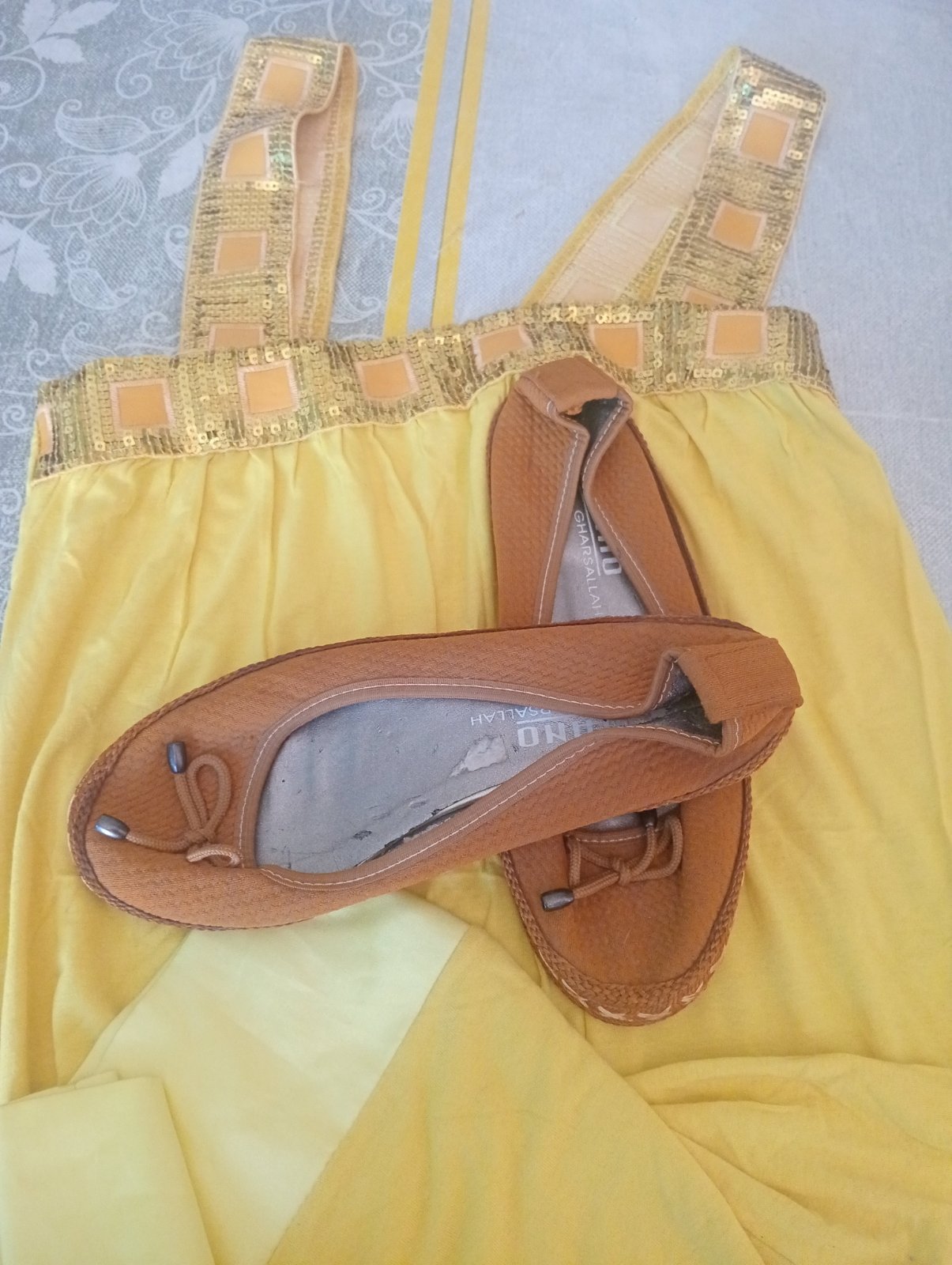Robe bretelle et ballerines taille 38 à 25 dinars seulement eulement 