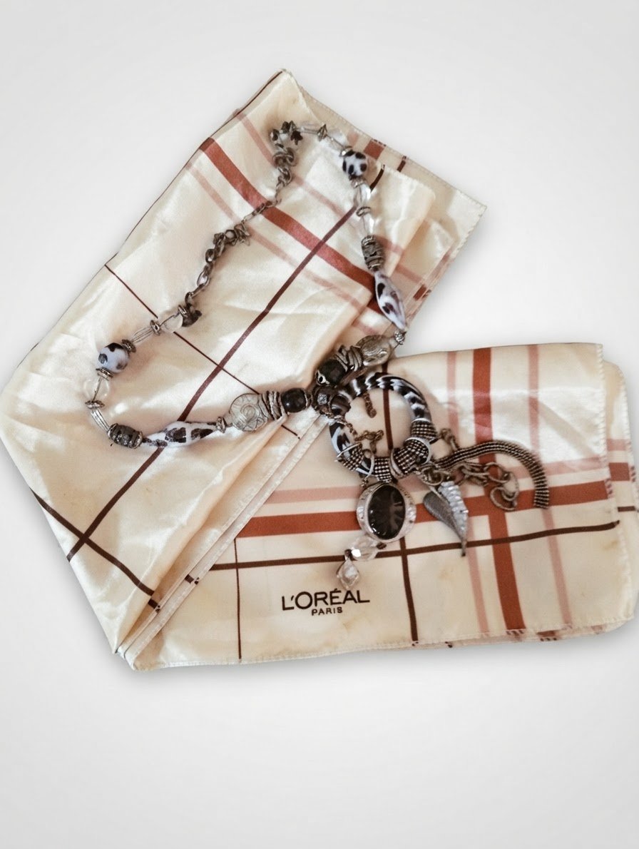 Foulard L'Oréal Paris avec collier cadeau 