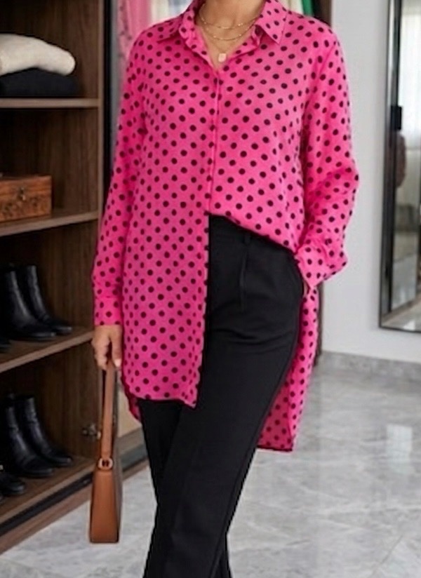 Chemise rose avec des points noir 