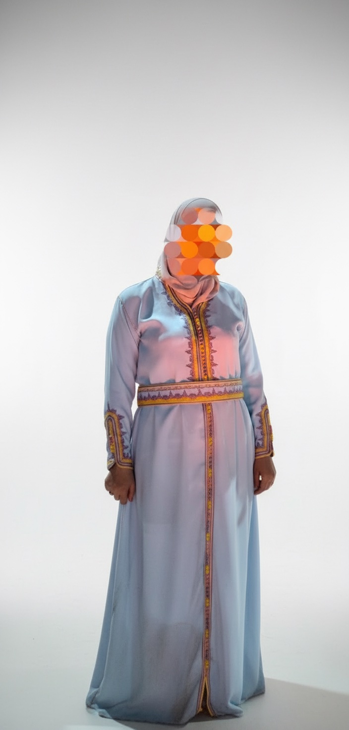 Jolie kaftan en crèpe broderie marocaine couleur yesser hlowa bleu ciel porter une seule fois