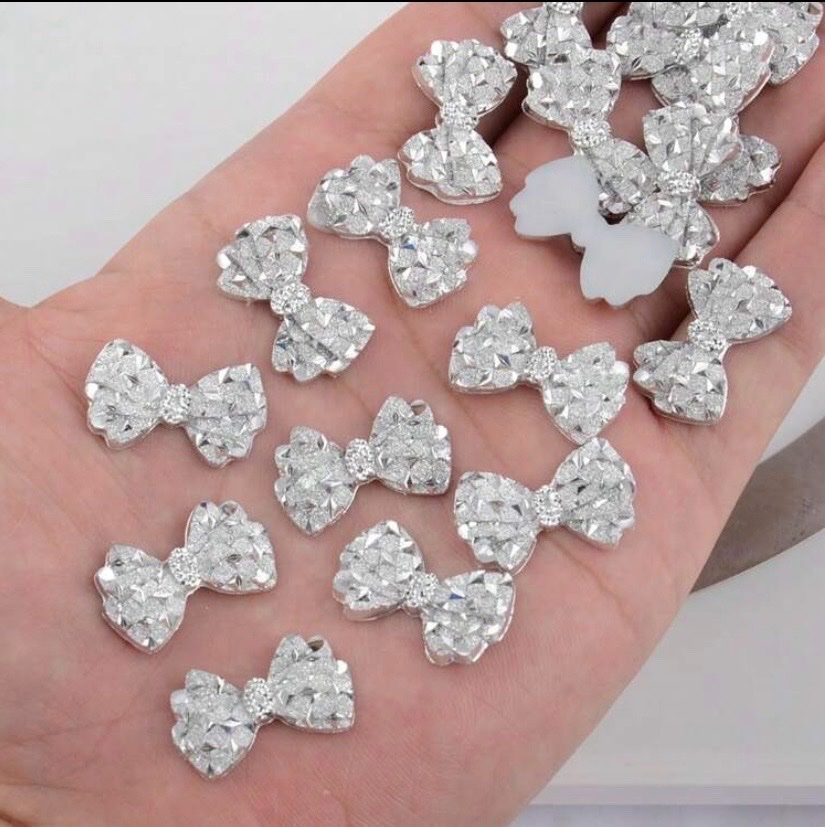 200,motifes decoratif et broderies crystales en plastic collant