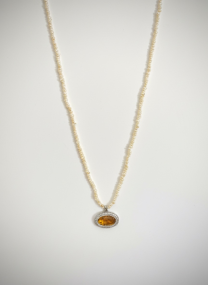 Jolie colier fait main en jouher naturel avec manifique pendentif en argent