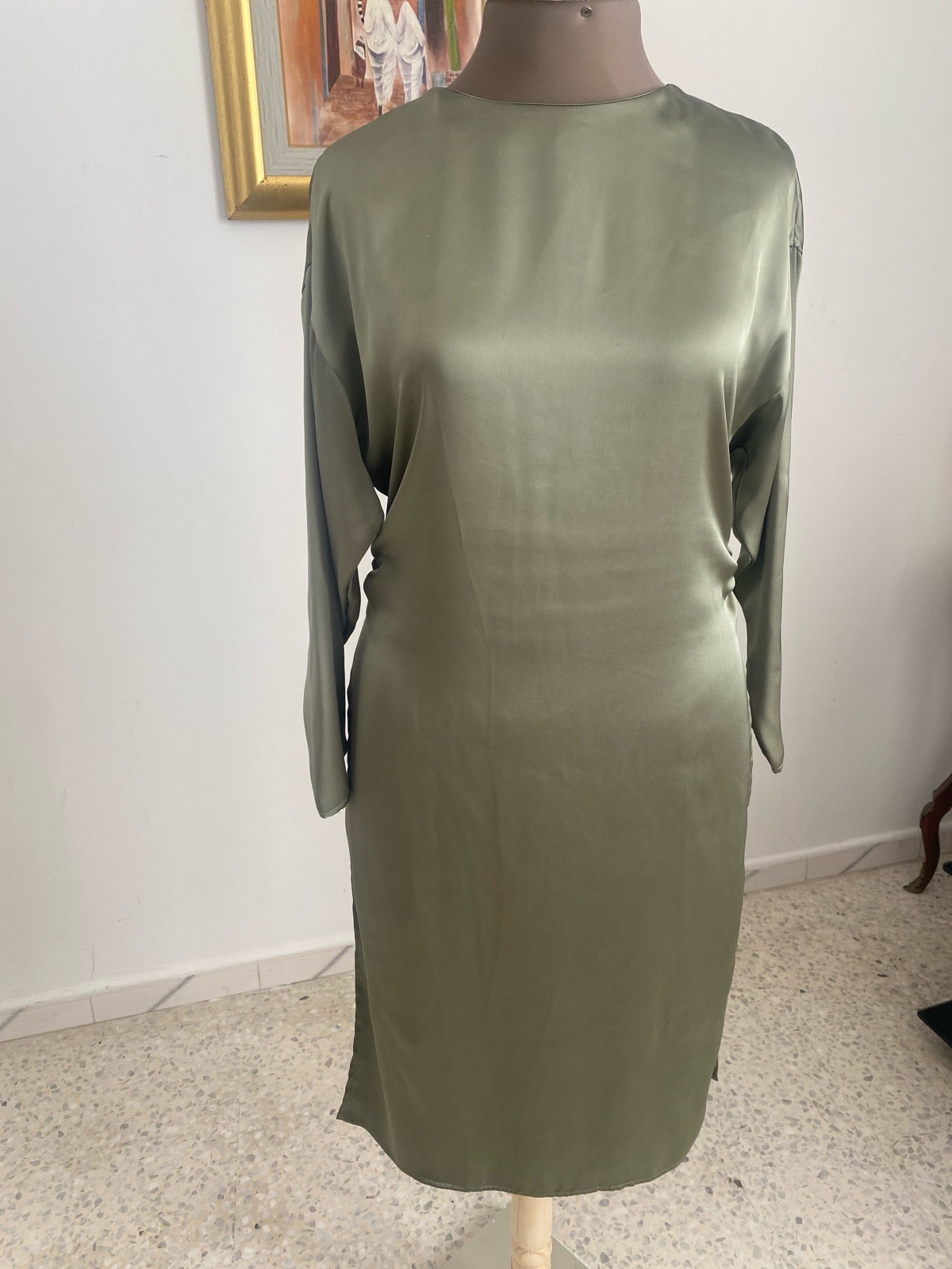 Jolie robe satin en vert militaire