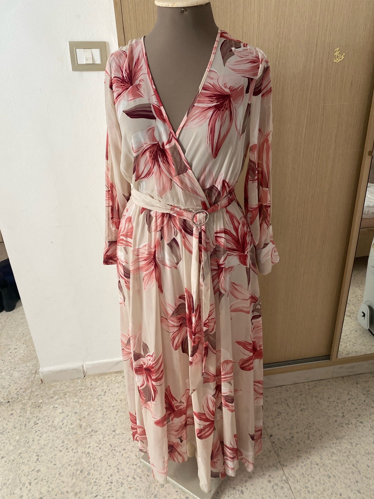 Jolie robe fleurie en mousline ceinture avec boucle en cristale trés class