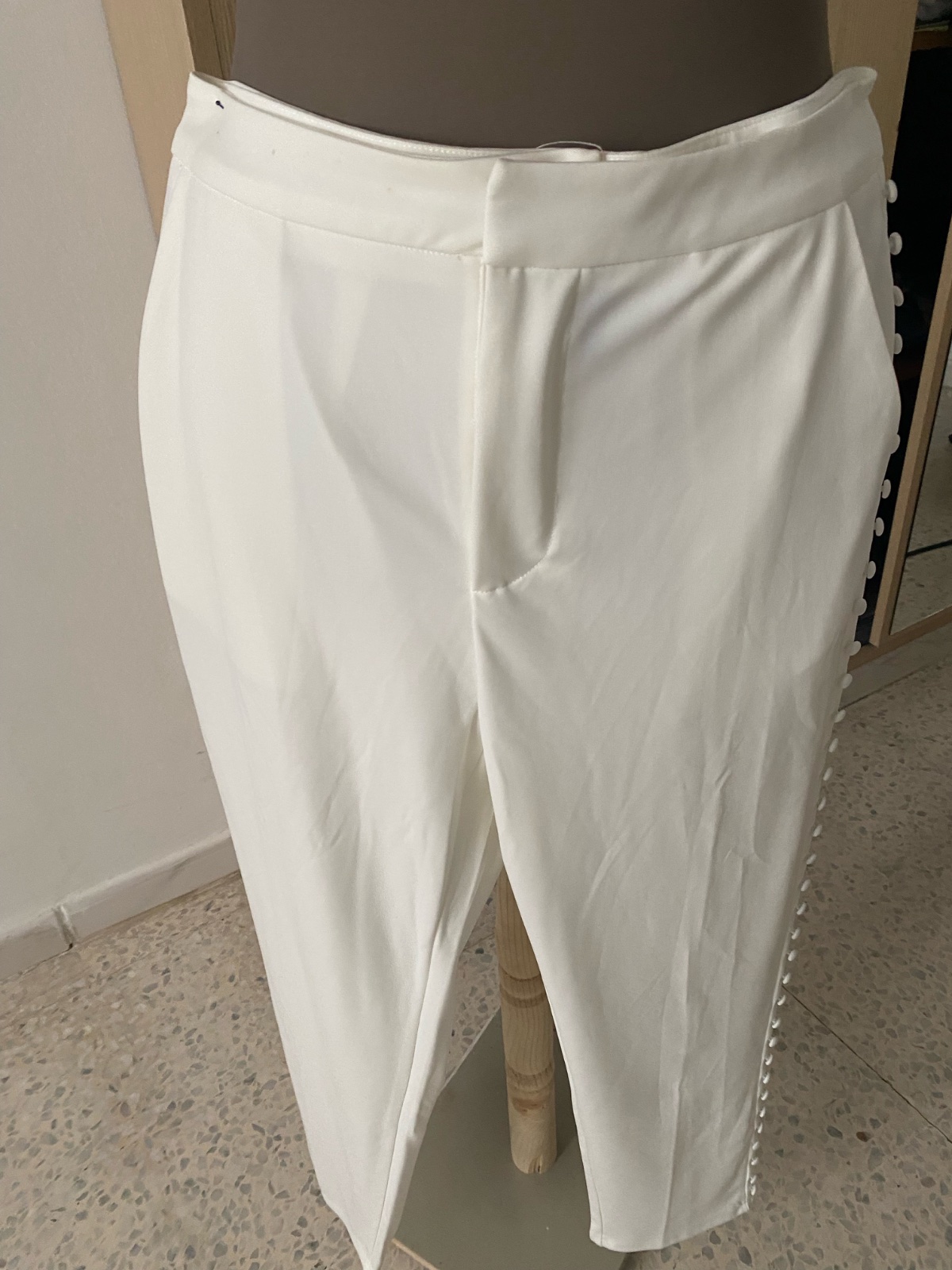 Pantalon blanc bouttouner les côtés