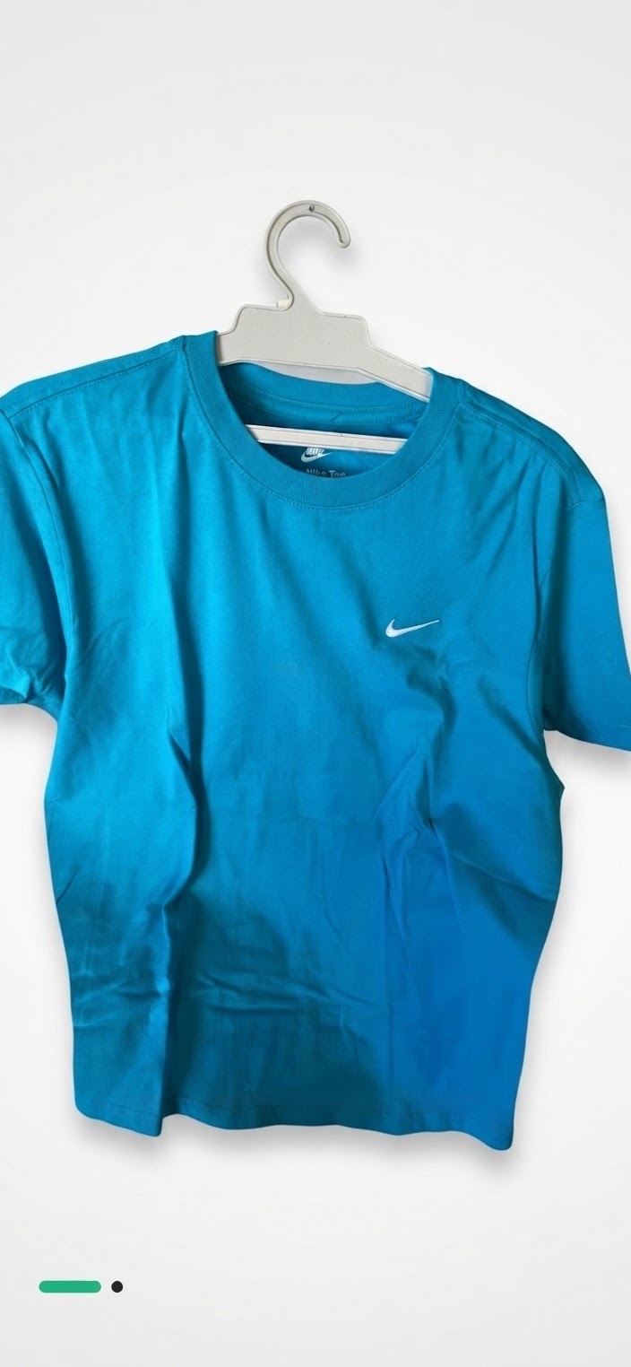 T-shirt Nike jdid jamais porte etiquette perdu