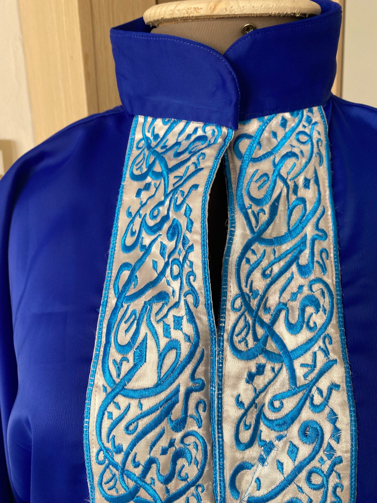 Jebba en satin avec des lettres en arabe 