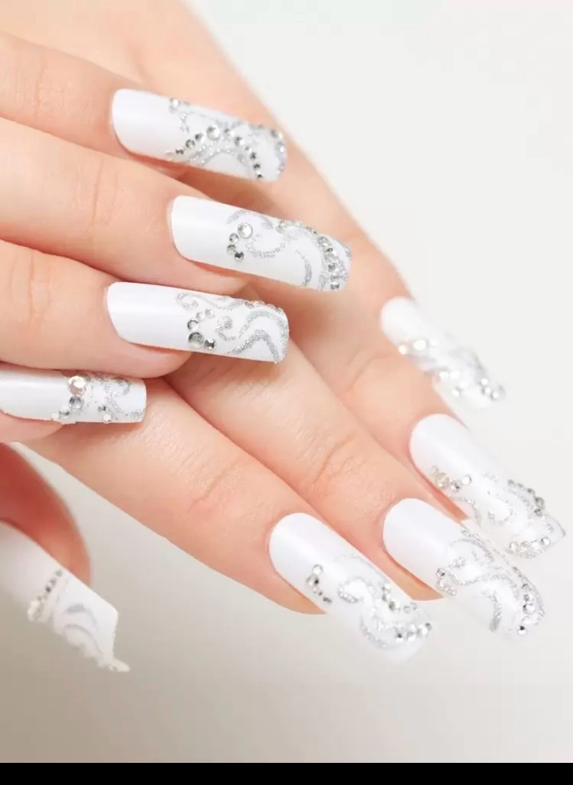 Des cristaux avec le stylo pour decoration des ongles