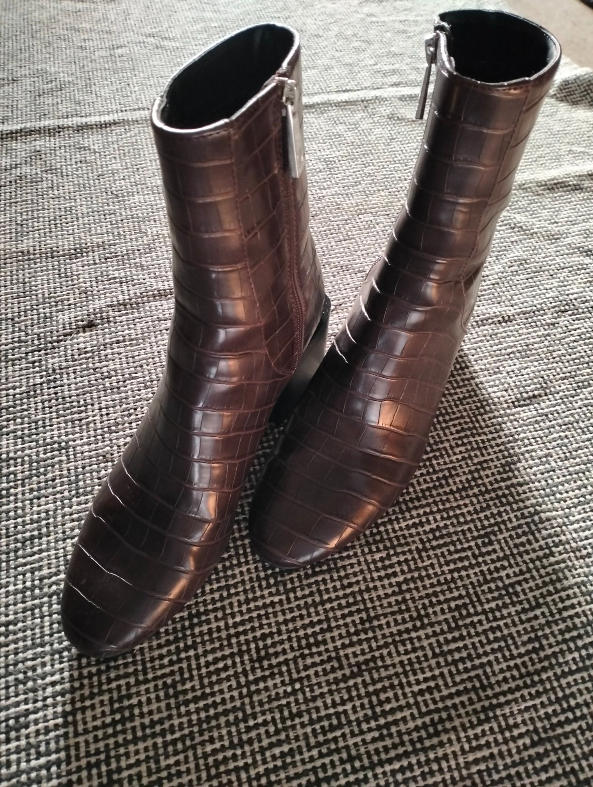 Bottines effet texturé couleur bordeaux 