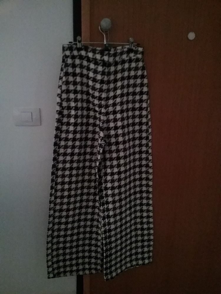 Pantalon vichy en noir et blanc. 