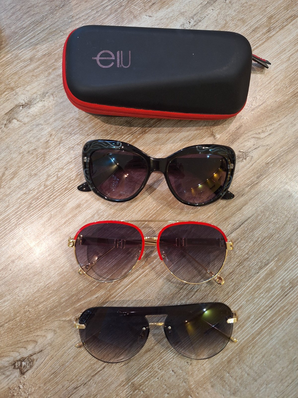 3 lunettes solaires  + etuit