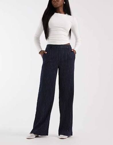Pantalon bleu marine à fines rayures verticales 