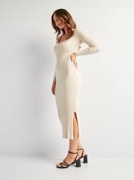 Une robe beige creme M moulante avec fente