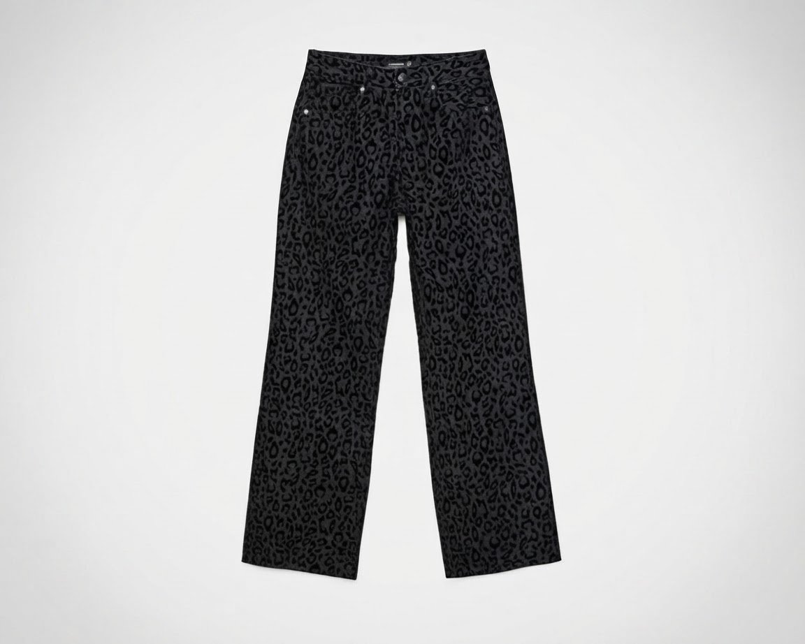 JE CHERCHE  jean léopard de la marque stradivarius taille 38 