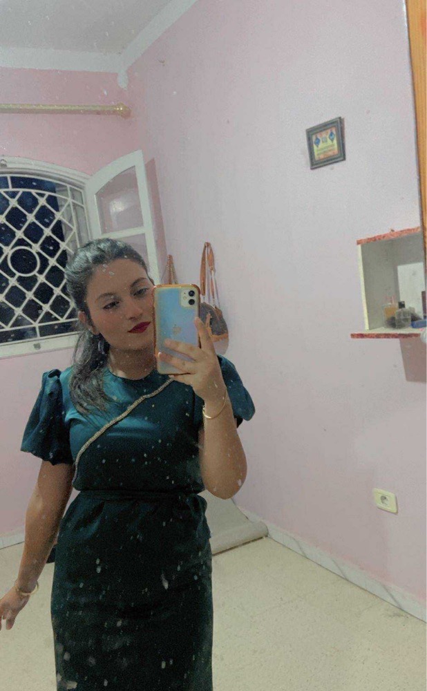 Robe satiné avec ceinture