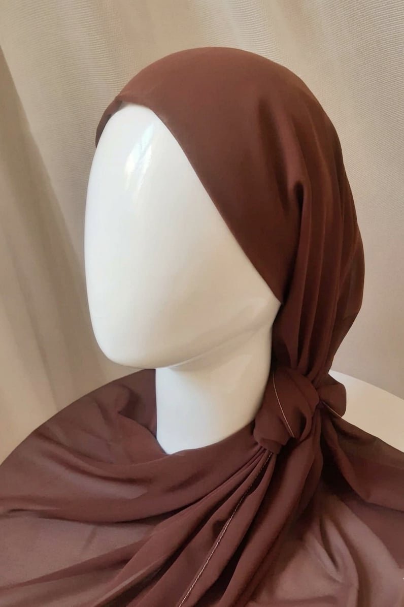 Foulard de couleur marron foncé 