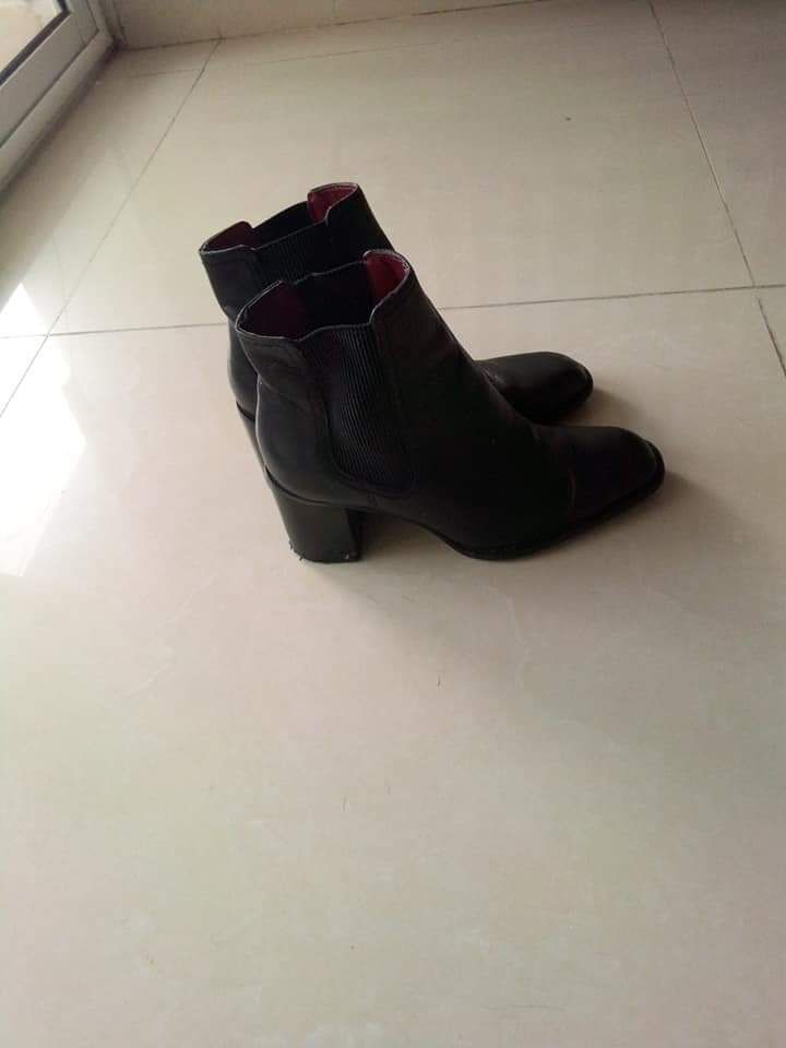 Des boots Zara en cuir ,pointure 36 a 50drs  Talon moyen
