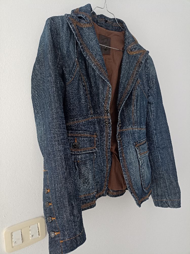 veste en jeans de la marque Fracomina ,taille 38 a 70 drs