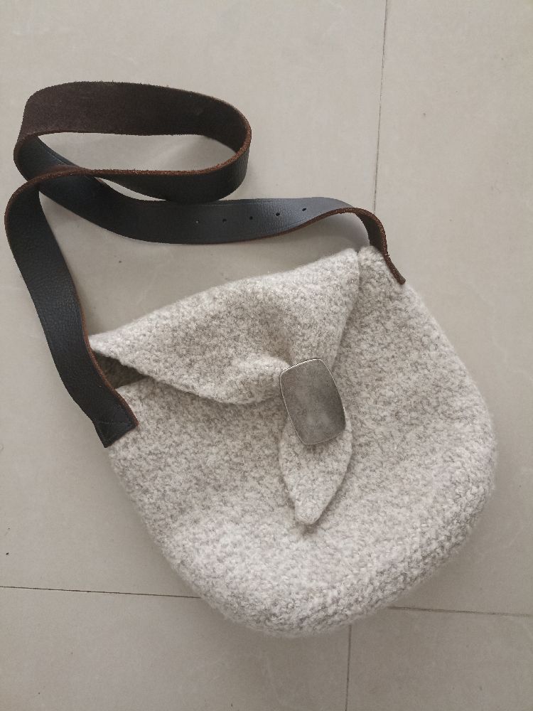 un tres beau sac en laine tres original a 40 drs