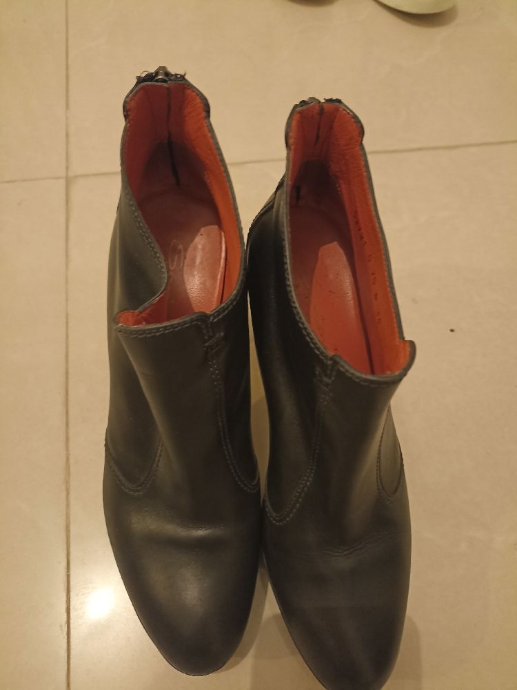 des bottines noirs a 50 drs