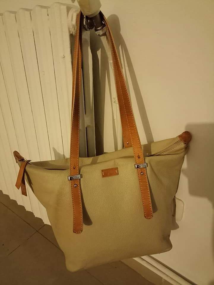 Un sac en cuir véritable de la marque Jacky&céline couleur beige , proposé a 60 drs