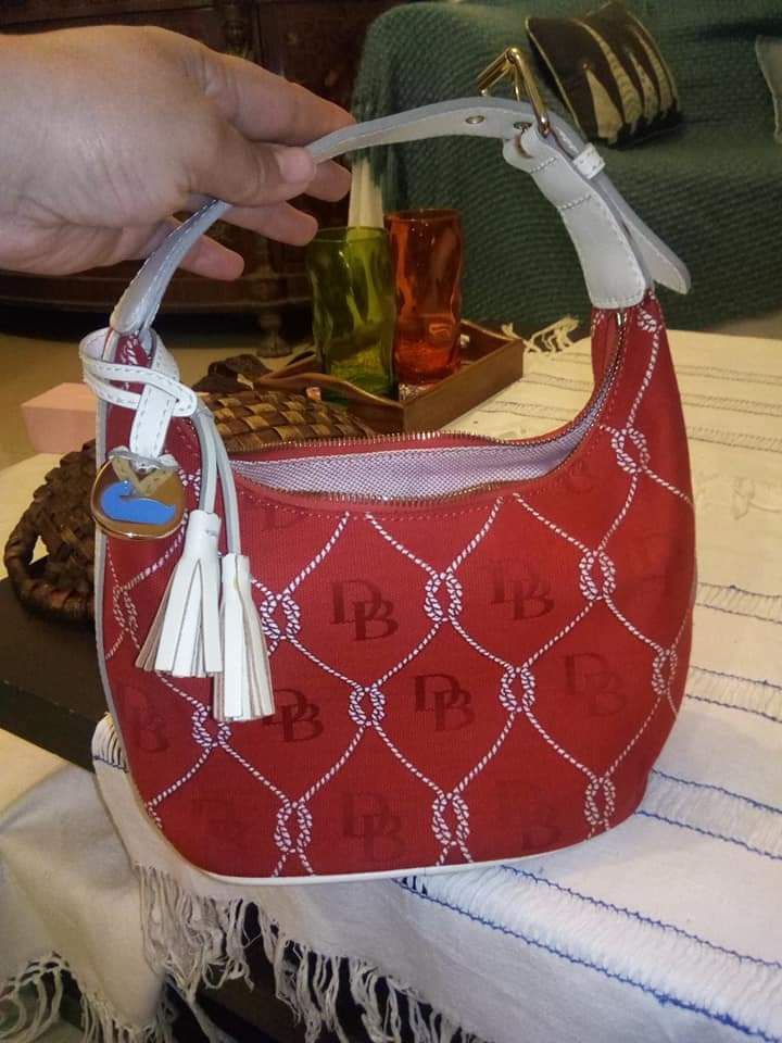 Un petit sac de la marque dooney and bourke ,en cuir veritable et tissu Neuf , a 60 drs