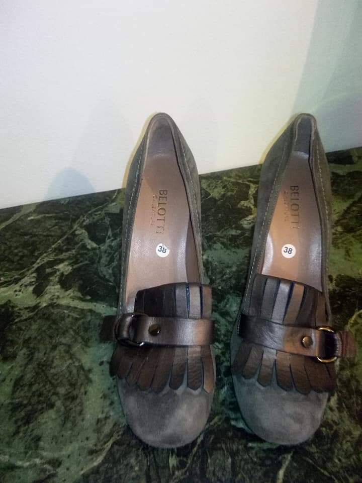 Chaussures daim Belotti neuves ,pointure 38a 50 drs