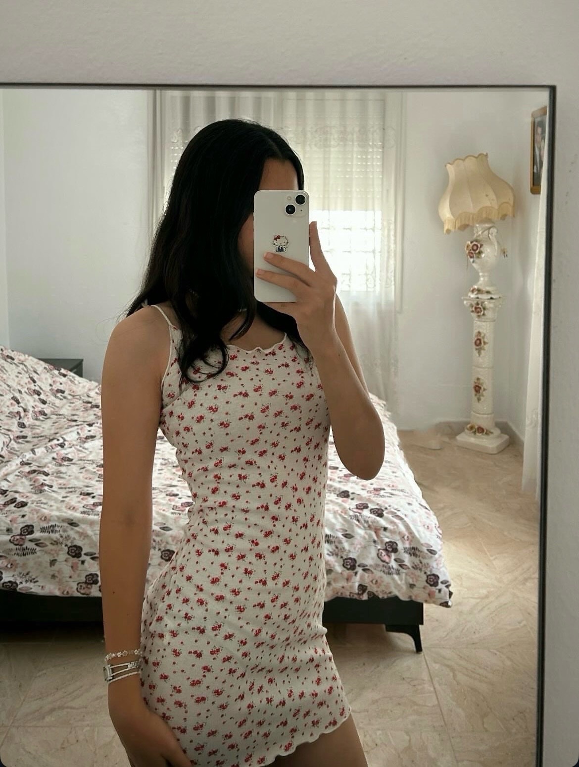Robe blanc anvec des fleurs rouges