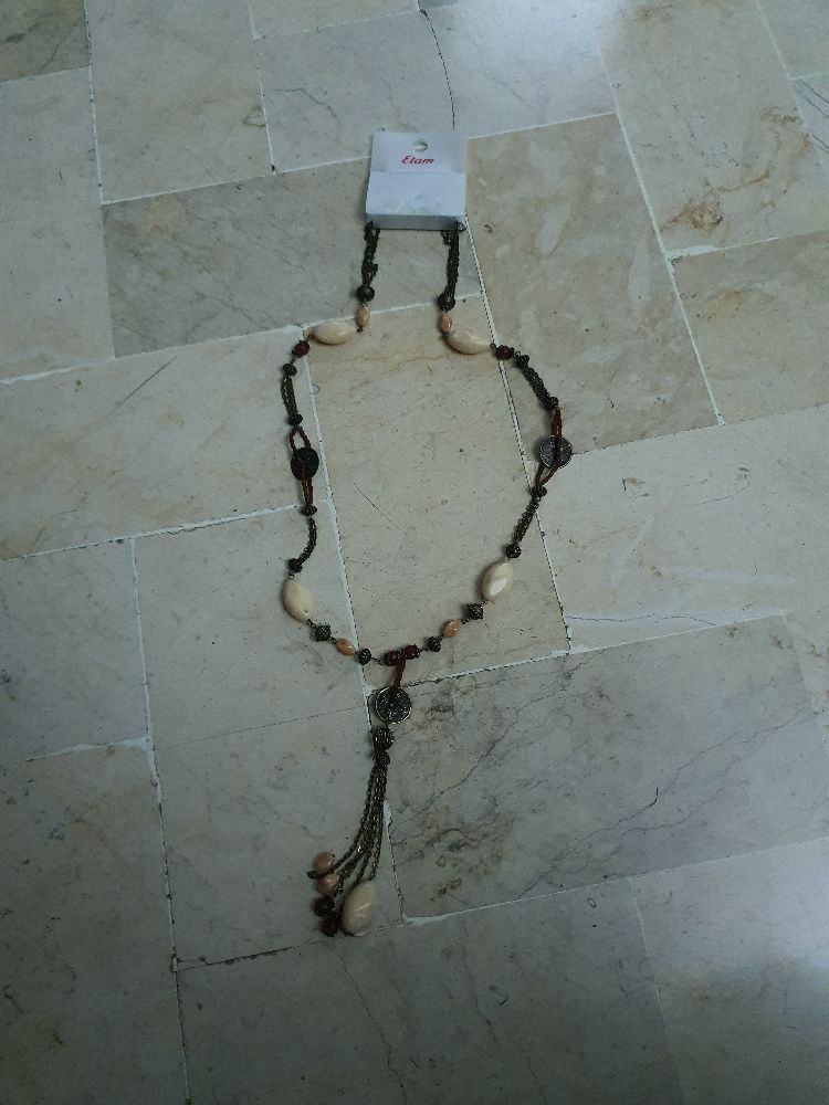 très joli collier