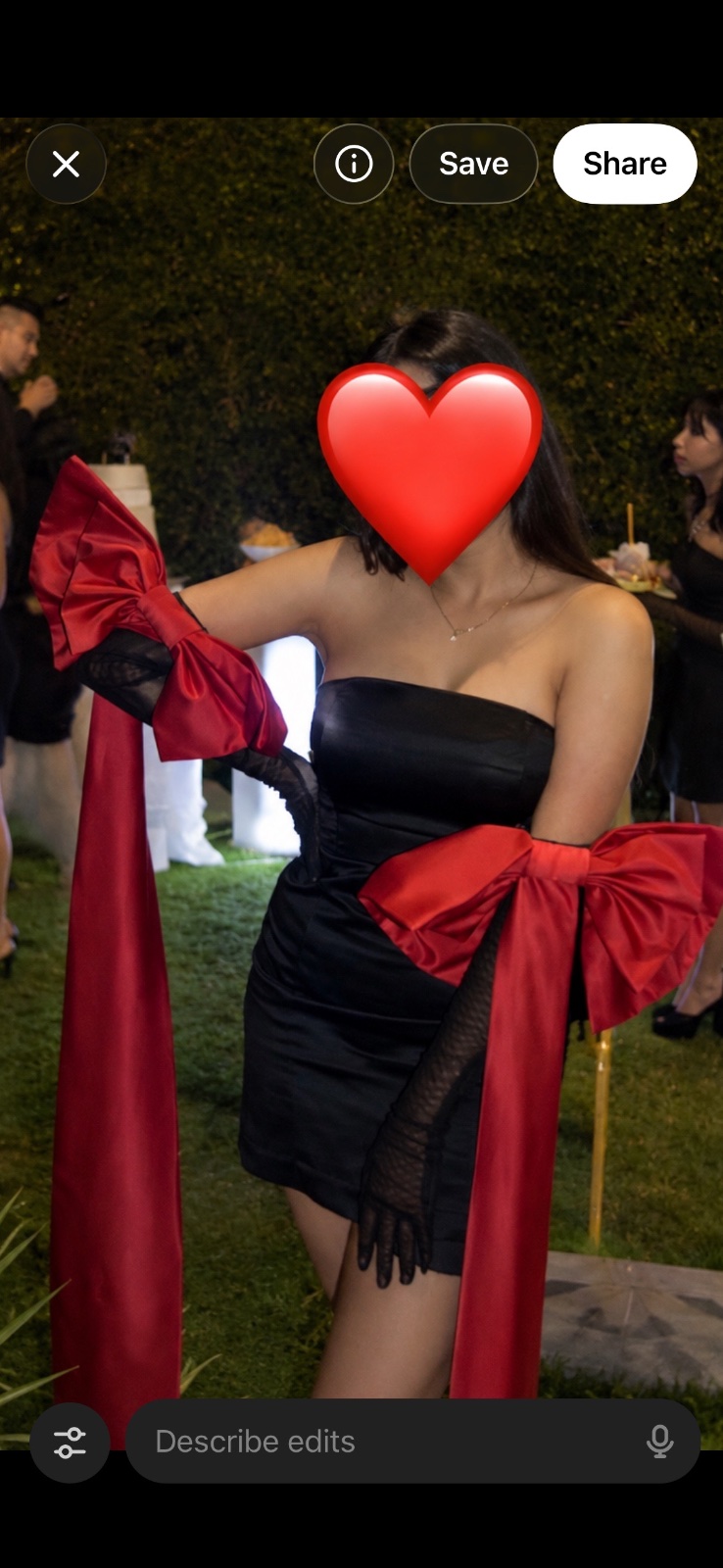 Robe noir avec des gants 