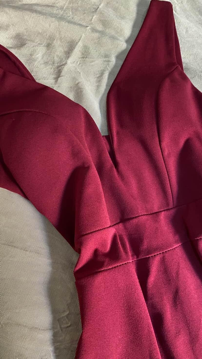 Une robe en bordeau 