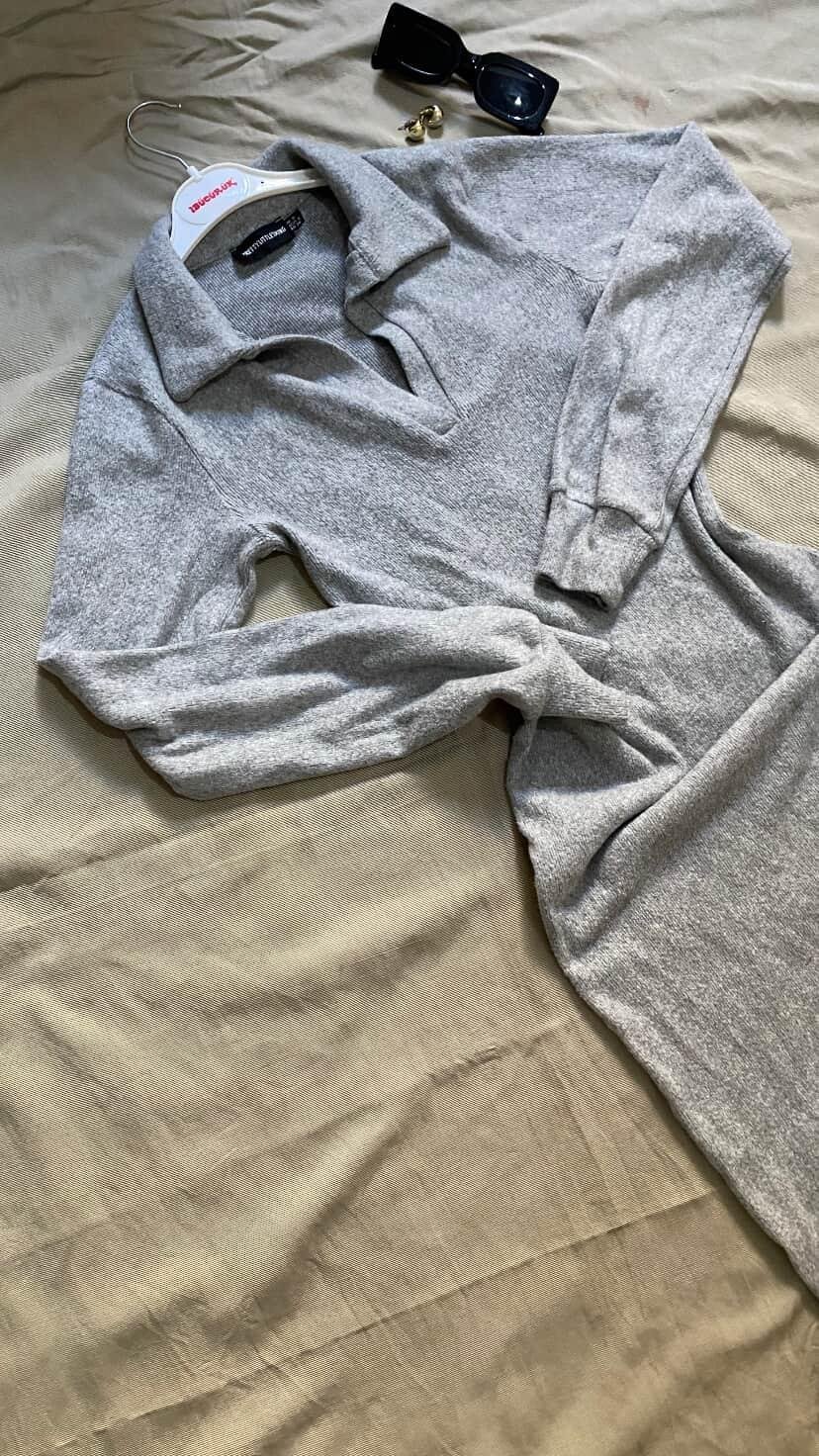 Une robe gris 
