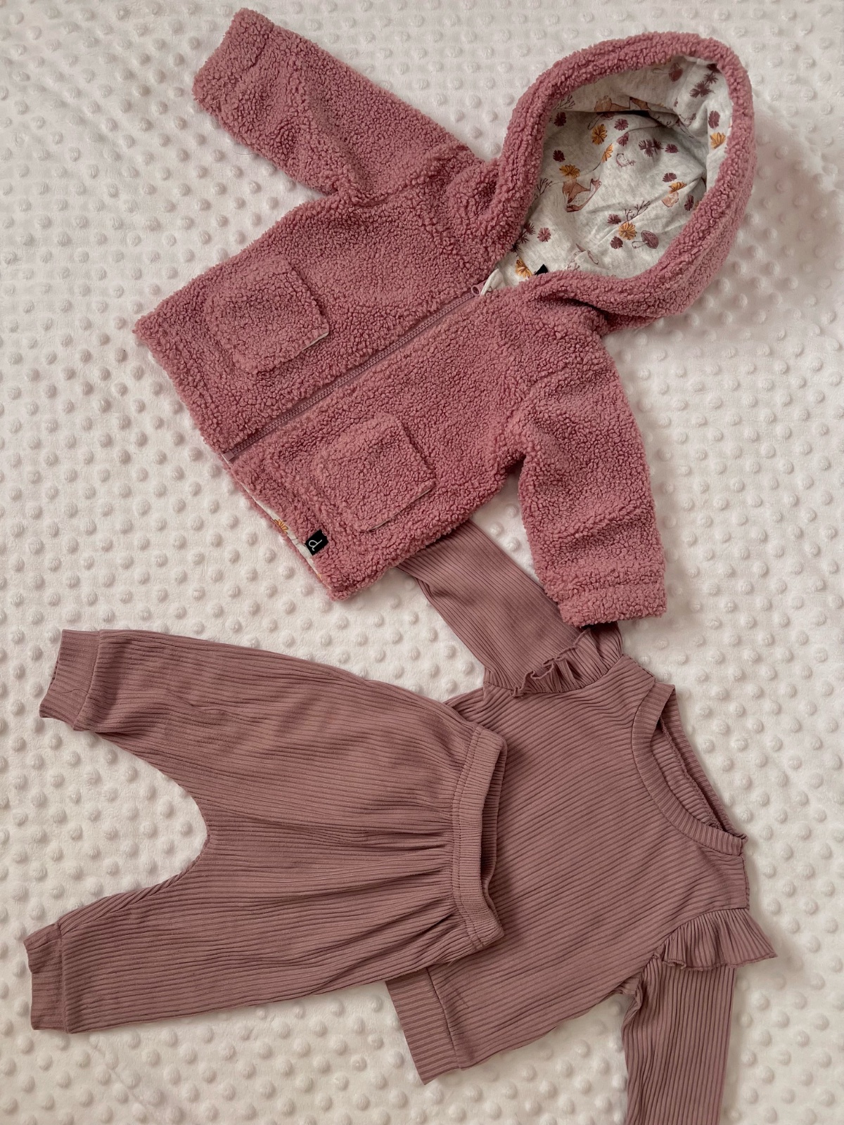 Set 3-6 mois plus manteau tres tendance en très bon état